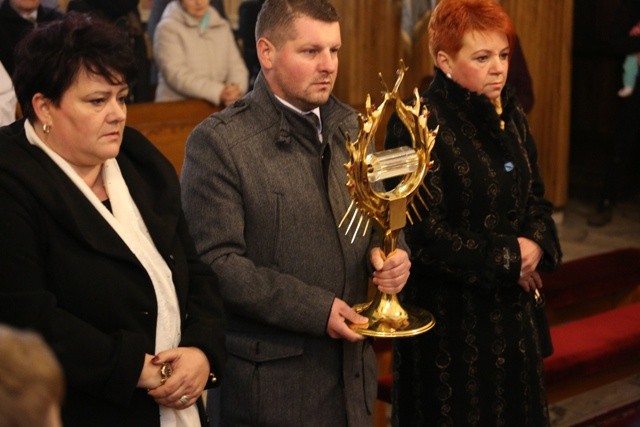 Relikwiarz św. Jana Pawła II wnosił do świątyni wójt Artur Beniowski