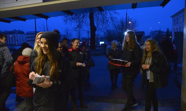 Wolontariusze ŚDM z herbatą dla podróżnych na dworcu kolejowym w Radomiu