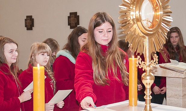  Swoje deklaracje gotowości do działania złożyli na ołtarzu kaplicy Domu Miłosierdzia  