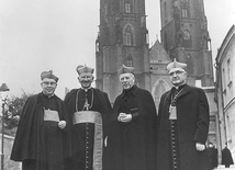 Abp Bolesław Kominek, abp John Król, prymas Polski kard. Stefan Wyszyński, abp Arturo Tabera Araoz podczas uroczystości milenijnych we Wrocławiu w październiku 1966 roku 