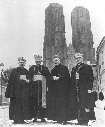 Abp Bolesław Kominek, abp John Król, prymas Polski kard. Stefan Wyszyński, abp Arturo Tabera Araoz podczas uroczystości milenijnych we Wrocławiu w październiku 1966 roku 