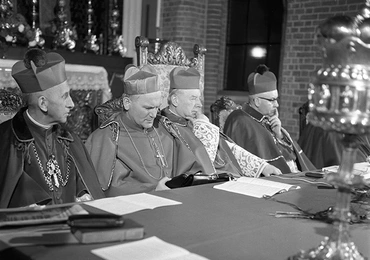 Jedni z najważniejszych sygnatariuszy orędzia. Od lewej: abp Antoni Baraniak, kard. Karol Wojtyła, kard. Stefan Wyszyński, abp Bronisław Kominek. Zdjęcie zostało wykonane we Wrocławiu w 1970 r.
