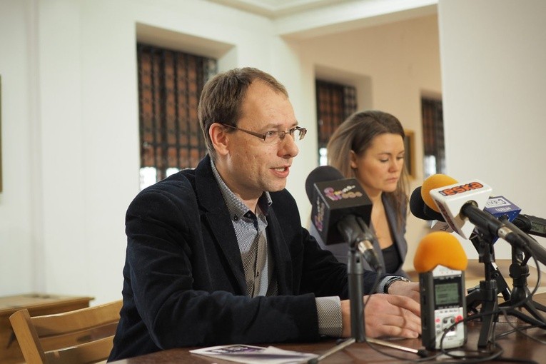 Prof. Marcin Lachowski liczy, że wystawa prac Z. Beksińskiego przyciągnie zwiedzających