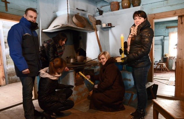 Ważnym momentem święta jest zapalanie ognia pod kominem od płomienia gromnicy