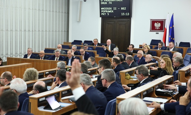 Senat przyjął ustawy ws. połączenia funkcji MS i PG