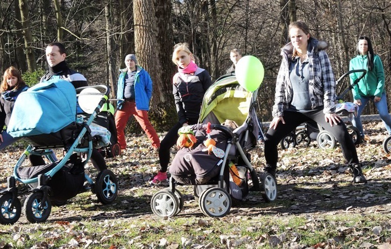 Rodzinny spacer buggygym w bielskiej Wapienicy