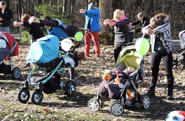 Rodzinny spacer buggygym w bielskiej Wapienicy