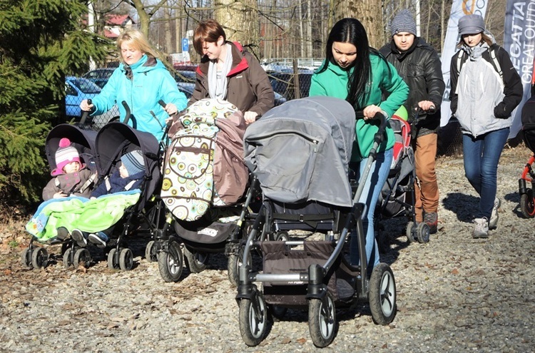 Rodzinny spacer buggygym w bielskiej Wapienicy