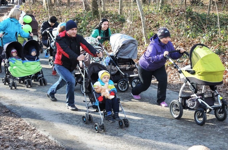 Rodzinny spacer buggygym w bielskiej Wapienicy