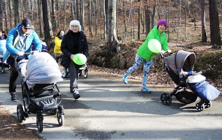 Rodzinny spacer buggygym w bielskiej Wapienicy