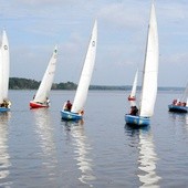 Obok wielu inicjatyw Akcji Katolickiej jej sztandarową imprezą są organizowane na koniec wakacji zawody żeglarskie w Zarzęcinie na Zalewie Sulejowskim