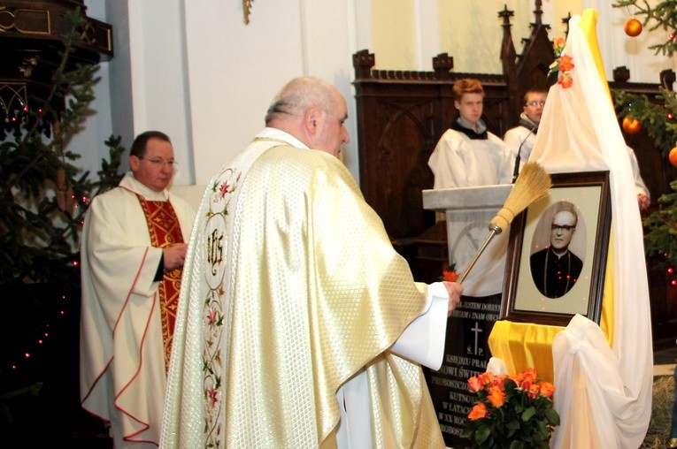 Ks. Adam Szkóp święci pamiątkową tablicę. Obok ks. Jerzy Swędrowski