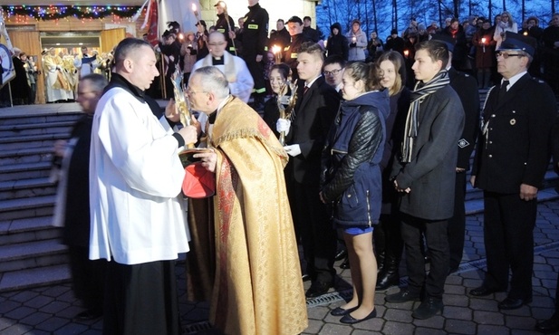 Ks. Janusz Gacek jako pierwszy uczcił relikwie św. Jana Pawła II i św. Faustyny