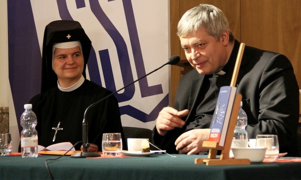 - Najtrudniejsze były pytania o naturę Boga. Ktoś powiedział, że jak uprawiamy teologię, to anioły leżą na plecach i machają ze śmiechu nogami. Stajemy przecież przed Tajemnicą - mówił ks. Pawlukiewicz