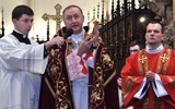 Bp Andrzej Jeż ukazuje wiernym relikwiarz bł. o. Zbigniewa Strzałkowskiego