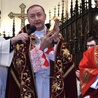 Bp Andrzej Jeż ukazuje wiernym relikwiarz bł. o. Zbigniewa Strzałkowskiego