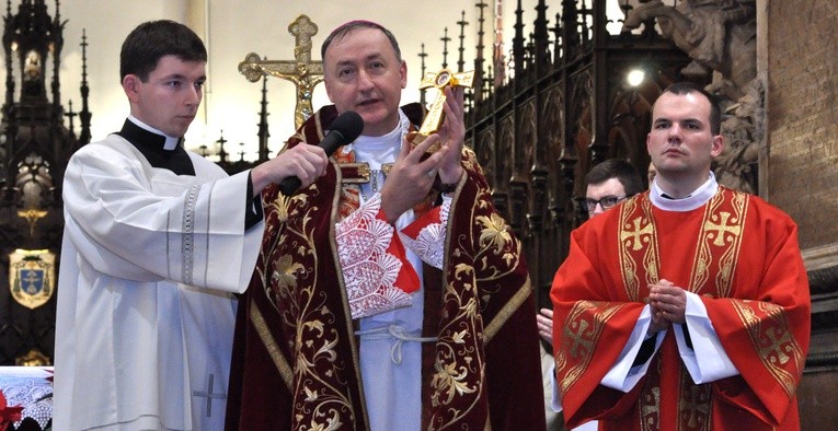 Bp Andrzej Jeż ukazuje wiernym relikwiarz bł. o. Zbigniewa Strzałkowskiego