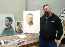 Bartłomiej Kurzeja prezentuje autoportret. Obok niego artysta uwiecznił pracowników muzeum w Orońsku
