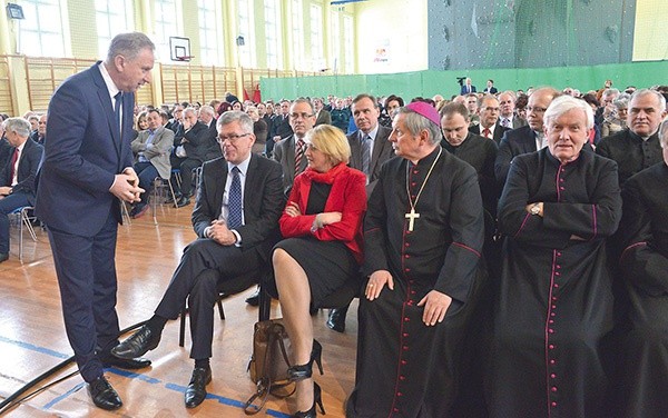 Marian Niemirski, starosta przysuski (z lewej), wita marszałka Senatu RP Stanisława Karczewskiego