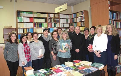 W czytelni WSD w Radomiu z gośćmi spotkali się ks. Daniel Swend  (stoi w pierwszym rzędzie) i dk. Szczepan Kowalik