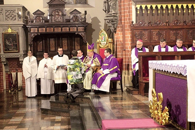  Wielki Post na dwa wymiar – pierwszy pokutny, drugi chrzcielny. Obecność katechumenów podkreśla bardzo mocno ten drugi wymiar