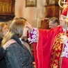  Około 9 tysięcy młodych ludzi przyjmuje co roku bierzmowanie w diecezji płockiej (na zdjęciu: bp Roman Marcinkowski udziela sakramentu bierzmowania w parafii Duninów)
