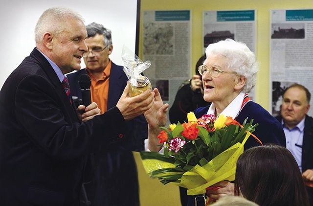 Spotkanie wspomnieniowe swoją obecnością uświetniły władze naszego regionu m.in. wicewojewoda warmińsko-mazurski Sławomir Sadowski czy starosta elbląski Maciej Romanowski. Na zdj. burmistrz Pasłęka Wiesław Śniecikowski wręcza pani Elzie Strzeleckiej to, z czego Pasłęk słynie obecnie  – miód