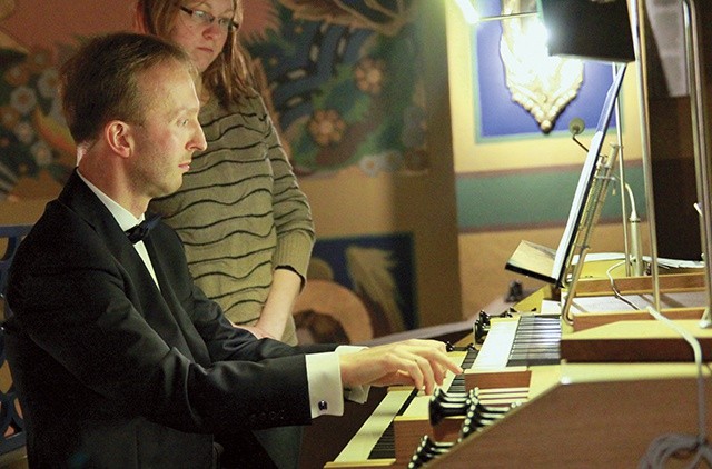  Prof. Ireneusz Wyrwa przed poświęceniem dał recital ukazujący olbrzymie możliwości instrumentu