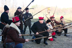 Powyżej: Pokaz walk oddziałów kosynierskich przed pałacem „Dzięki”