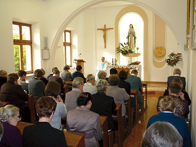  Siostry podczas Eucharystii w klasztornej kaplicy