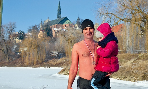 Po wodnej próbie czekały na każdego medal i gratulacje od najbliższych 