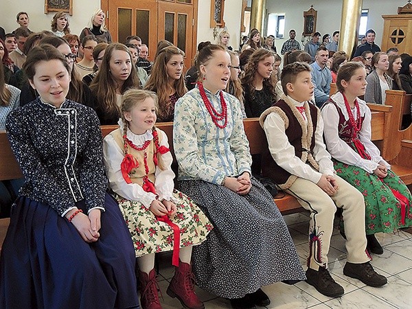 Stypendyści ze swoimi najbliższymi na Mszy św. w kaplicy kurialnej