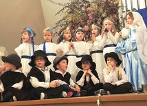 Dzieci z Przedszkola Katolickiego im. Świętej Rodziny na scenie