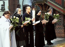 Przedstawiciele różnych form życia konsekrowanego podczas Mszy w katedrze gliwickiej