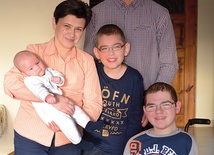 Ewelina i Maciej podkreślają, że rodzina jest ich szczęściem. Na zdjęciu z synami: Pawłem, Piotrem i Rafałem 