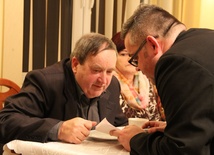 W Dobryninie ks. Piotr Dymiński rodzielił obowiązki związane z przyjazdem pielgrzymów między istniejące w parafii grupy