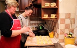 Danuta Bejda z córką Ewą całą noc spędziły w kuchni przy robieniu pączków