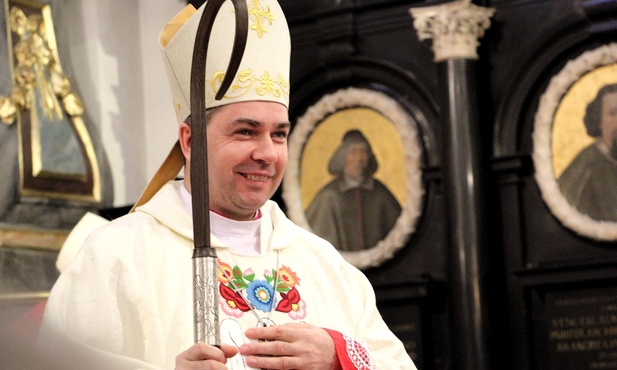 Bp Wojciech Osial z insygniami biskupimi