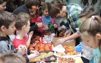 Każdy uczeń SP nr 37 chciał pomóc mamom i ich dzieciom, które znajdują schronienie w "Klimczokówce"