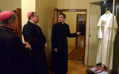 Abp Paolo Pezzi w pokoju papieskim