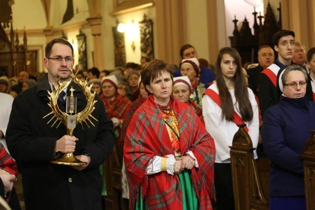 Relikwie apostołów Bożego Miłosierdzia wniesli parafianie w tradycyjnych wilamowskich strojach.