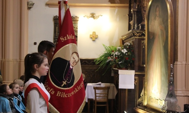 W sanktuarium św. Bilczewskiego powitali znaki Bożego Miłosierdzia także uczniowie szkoły jego imienia