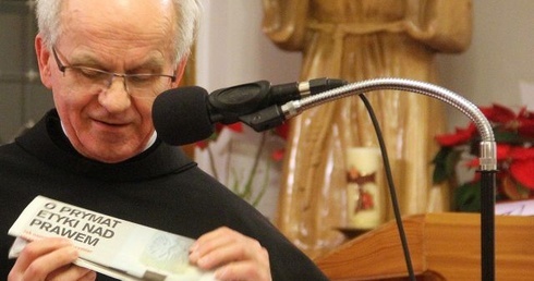 Naturalne czy stanowione?