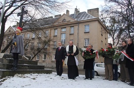 Historię tego miejsca i stojącego tu od 100 lat krzyża, przypomniał Sławomir Adamiec (pierwszy w rzędzie od lewej). Modli się ks. Jacek Wieczorek