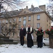 Historię tego miejsca i stojącego tu od 100 lat krzyża, przypomniał Sławomir Adamiec (pierwszy w rzędzie od lewej). Modli się ks. Jacek Wieczorek