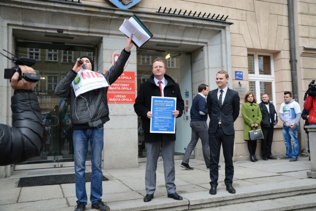 Manifestacja przeciw powiększeniu Opola