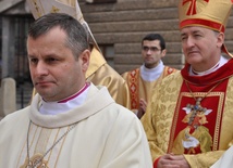 Bp nominat Leszek Leszkiewicz (z lewej), za nim bp Andrzej Jeż, główny konsekrator