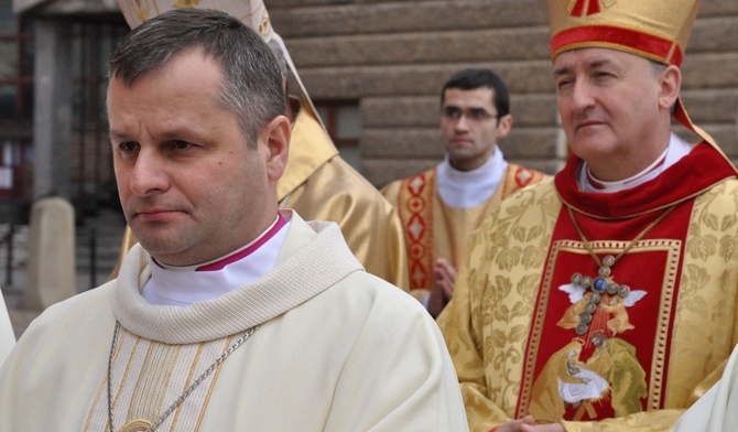 Bp nominat Leszek Leszkiewicz (z lewej), za nim bp Andrzej Jeż, główny konsekrator