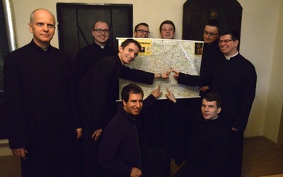 Radomscy diakoni dobrze znają geografię naszej diecezji. Z lewej ks. Jarosław Wojtkun