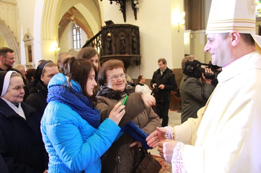 Święcenia biskupie ks. Leszkiewicza, cz. II. Goście i życzenia.